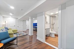 un soggiorno con divano blu e un bagno di CityLine Group Stay | Near NYC | Private Parking a North Bergen Altre 40 foto