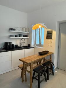 Kuchyň nebo kuchyňský kout v ubytování Ola House Dryopida Kythnos