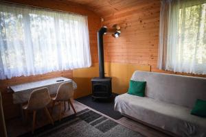 Część wypoczynkowa w obiekcie Domki nad jeziorem