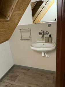 une salle de bain avec un lavabo et un miroir dans l'établissement U Magdy nad Tałtami II, à Tałty