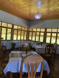 En restaurant eller et spisested på Andasibe Sifaka Lodge