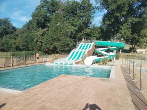 camping nature le Valenty mobil-home-Dordogne panoramique clim piscine内部或周边的泳池