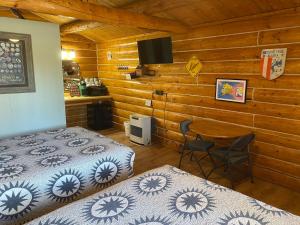 托克Burnt Paw的小屋内带两张床和一张桌子的房间