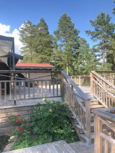 Balkón nebo terasa v ubytování Timber cottages with jacuzzi and sauna near lake Vänern