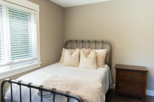 Williamsburgにある4 BR Renovated Home - Next to Horse Show Pet Friendlyのベッドルーム1室(枕付きのベッド1台、窓付)