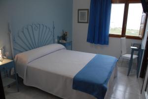 Кровать или кровати в номере Hotel Playa de las Catedrales