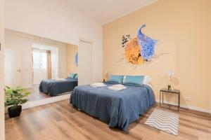 une chambre avec deux lits et un tableau au mur dans l'établissement Fliphaus Ayacucho 2 Bd en-suite in Recoleta, à Buenos Aires