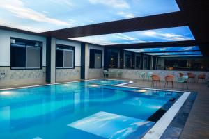 Hồ bơi trong/gần Golden Yug Resort by SS