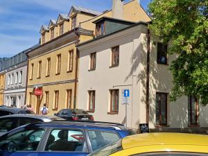 a yellow car parked in front of a building at Apartament na Starówce in Zamość