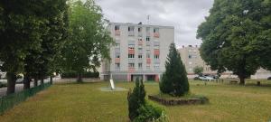 un grande edificio bianco con alberi in un parco di Yutz and Zen a Basse-Yutz