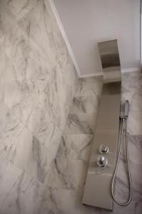 Un baño de Paxos In Square Studio Poseidon