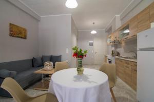 Una cocina o cocineta en Paxos In Square Studio Poseidon