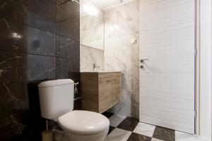 Un baño de Paxos In Square Studio Poseidon