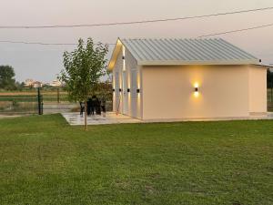 Gallery image of Garden beach house in Hamallë