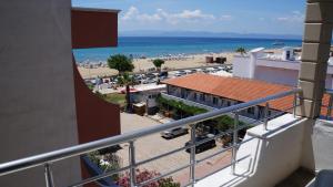 uma vista para a praia a partir da varanda de um edifício em Hotel Marine em Ayvalık