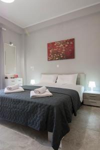 Una cama o camas en una habitación de Paxos In Square Studio Poseidon