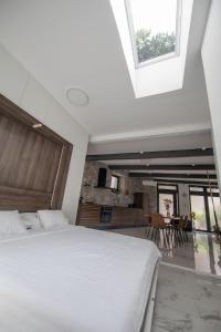 Postel nebo postele na pokoji v ubytování Opatija Loft with Rooftop Garden Terrace by the Beach