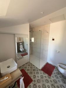 une salle de bain avec douche, lavabo et toilettes dans l'établissement La petite maison de campagne, à La Celle-sous-Gouzon 8 autres photos