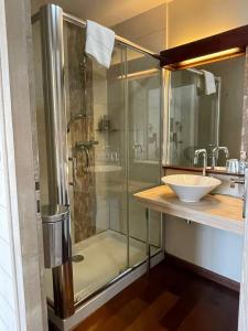 a bathroom with a shower and a sink at Chambre d'hôtes Hôte des Portes Île de Ré in Les Portes