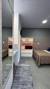 Ένα ή περισσότερα κρεβάτια σε δωμάτιο στο Studio Beira Mar