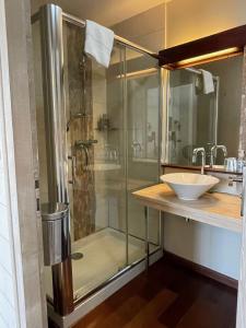 a bathroom with a shower and a sink at Chambre d'hôtes Hôte des Portes Île de Ré in Les Portes