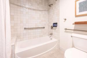 ein weißes Badezimmer mit Badewanne und Toilette in der Unterkunft Bayside Villas by Islander Resort in Islamorada + 33 Fotos
