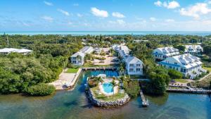 ein Luftblick auf ein Haus mit einem Pool in der Unterkunft Bayside Villas by Islander Resort in Islamorada