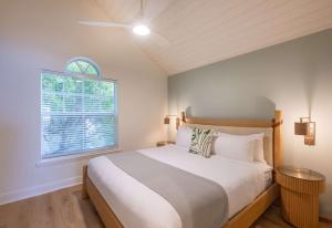 Ein Bett oder Betten in einem Zimmer der Unterkunft Bayside Villas by Islander Resort