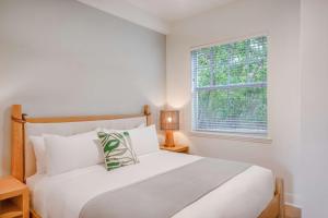 Ein Bett oder Betten in einem Zimmer der Unterkunft Bayside Villas by Islander Resort
