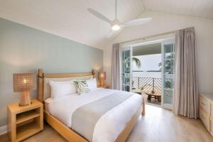 ein Schlafzimmer mit großem Bett und Balkon in der Unterkunft Bayside Villas by Islander Resort in Islamorada