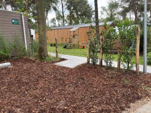 Een tuin van Bos chalet Hellendoorn met Hottub