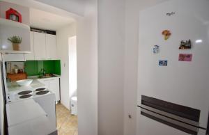 una cucina con un frigorifero bianco e una stufa di Apartment in a historical building in Debar Maalo a Skopje