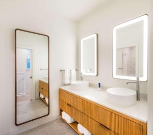 ein Badezimmer mit zwei Waschbecken und zwei Spiegeln in der Unterkunft Bayside Villas by Islander Resort in Islamorada