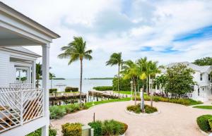 ein Blick auf das Meer vom Balkon eines Hauses in der Unterkunft Bayside Villas by Islander Resort in Islamorada