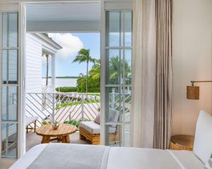 ein Schlafzimmer mit Blick auf das Meer in der Unterkunft Bayside Villas by Islander Resort in Islamorada