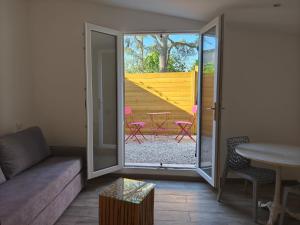 Μπαλκόνι ή βεράντα στο Studio 2 à 3 personnes climatisé avec patio +12 φωτογραφίες