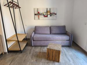 Χώρος καθιστικού στο Studio 2 à 3 personnes climatisé avec patio