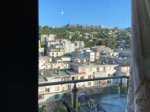 Vista generica su Gjirokastër o vista sulla città dall'interno dell'hotel