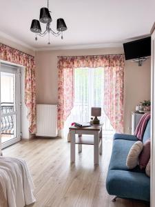 a living room with a blue couch and a window at Dom Wczasowy Natalia in Łeba
