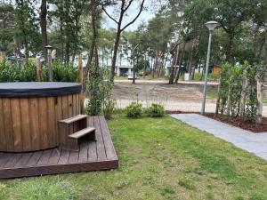 Een tuin van Bos chalet Hellendoorn met Hottub