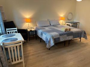 una camera da letto con un letto, un tavolo e delle sedie di Malyn 122, Waterfront condo, few blocks to beach a St Pete Beach Altre 14 foto