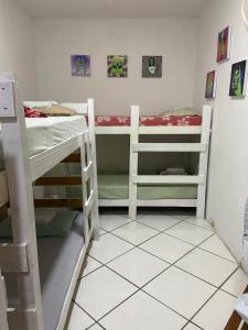 Letto o letti in una camera di Canoa Roots Hostel & Camping