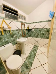 un bagno con un water e un lavandino di Canoa Roots Hostel & Camping a Canoa Quebrada