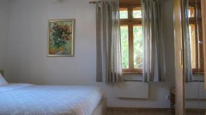 1 dormitorio con cama y ventana en Smilčių namelis, en Palanga