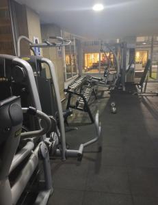 a row of empty benches in a gym at Confortable discreto y resort in Santa Cruz de la Sierra