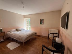 Postel nebo postele na pokoji v ubytování Ch kingsize avec vue sur le Perche