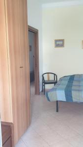 - une chambre avec un lit et une porte menant à un couloir dans l'établissement Quadrilocale con 2 bagni, à Castellanza