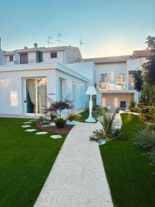 a large white house with a green lawn at La Presentosa b&b in Fossacesia +104 photos