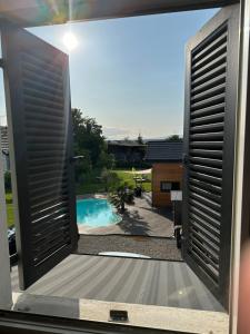Bazén v ubytování Chez Seb et Lilou - Villa - piscine partagée - parking - proche Mulhouse nebo v jeho okolí