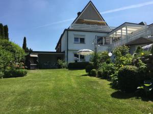 a house with a yard with green grass at Ferienwohnung Südel in Malente